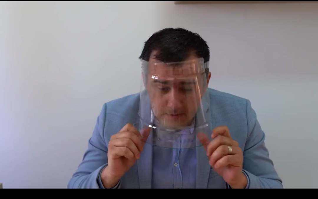 Opoziția cu bidonul de plastic pe cap